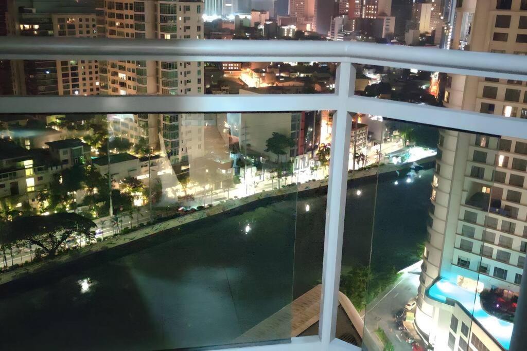 Aveline Suites Elite Rockwell View Acqua Private Residences Near Rockwell Makati マニラ市 エクステリア 写真